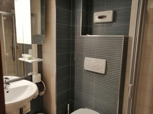 y baño con aseo y lavamanos. en Apartman 205 Aparthotel Vučko, en Jahorina