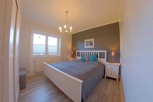 Ένα ή περισσότερα κρεβάτια σε δωμάτιο στο Terrassenwohnung Deichnah SI5 01