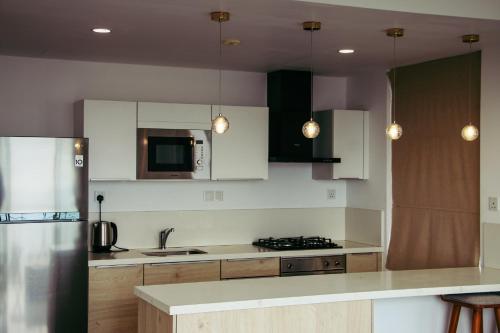 Una cocina o zona de cocina en Prime Wave Residence