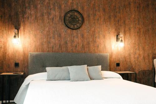 een slaapkamer met een bed en een klok aan de muur bij Apartment an der Altstadt (#4) in Hameln