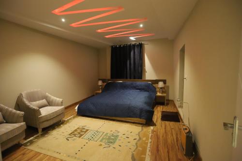 Un pat sau paturi într-o cameră la Aloche Apartments