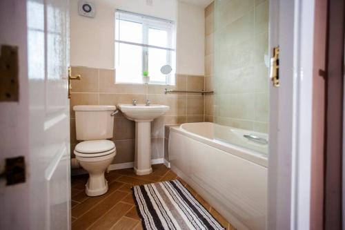 Et badeværelse på 3 Bed Townhouse Stafford
