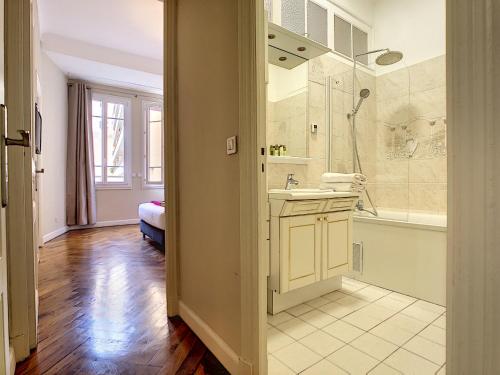 une salle de bain avec une baignoire, un lavabo et une douche dans l'établissement Nestor&Jeeves - PALAIS ARNULF - Central - Very close sea, à Nice