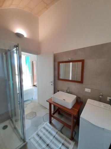 ウッジャーノ・ラ・キエーザにあるCase Vacanza In Antica Masseriaのバスルーム(シンク、シャワー、トイレ付)