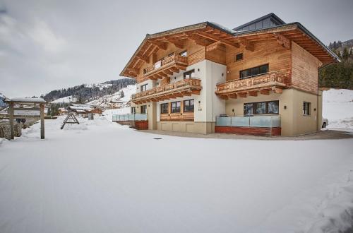 ein Gebäude mit Schnee davor in der Unterkunft Saalbacher Perle 1 - Luxury Family Home in Saalbach-Hinterglemm