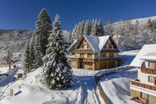 eine Luftansicht eines Hauses im Schnee in der Unterkunft Pension Aspen in Špindlerův Mlýn