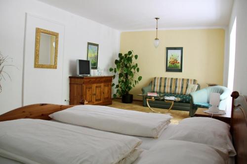 Una cama o camas en una habitación de Knappenstöckl