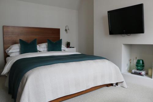 a bedroom with a bed and a flat screen tv at Belgravia Apartments in London