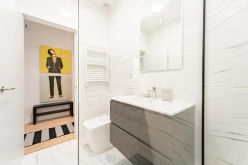 Ett badrum på EdSam Madrid Apartments White