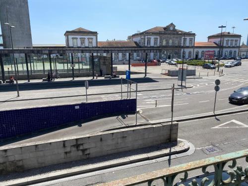 an empty city street with cars on the road at Hospedaria Porto in Porto