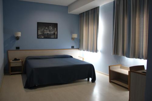 Habitación de hotel con cama y ventana en Citta' Dei Papi, en Anagni