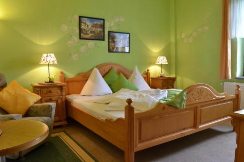1 dormitorio con 1 cama grande y paredes verdes en Landhotel Kertscher-Hof en Schmölln