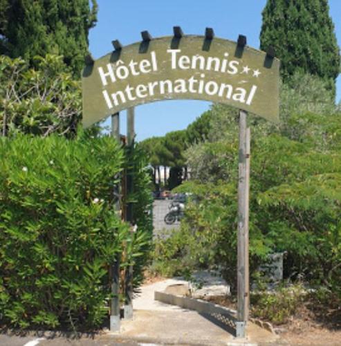 un panneau pour un hôtel tamimennis international dans l'établissement Hotel Tennis International, au Cap d'Agde