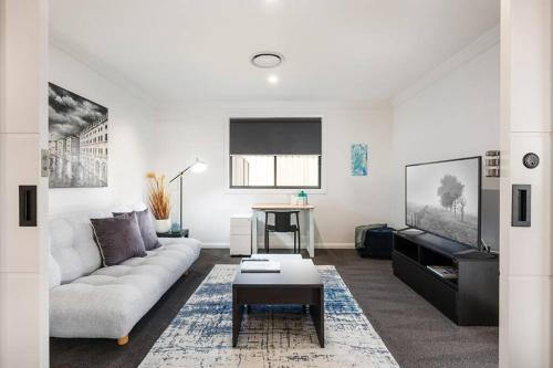 Ruang duduk di 'Campanile House' The Ultimate Mudgee Adventure