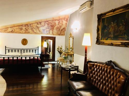 ミコウフにあるRestauracja - Hotel Mocca D'oroのベッドとソファのあるリビングルーム
