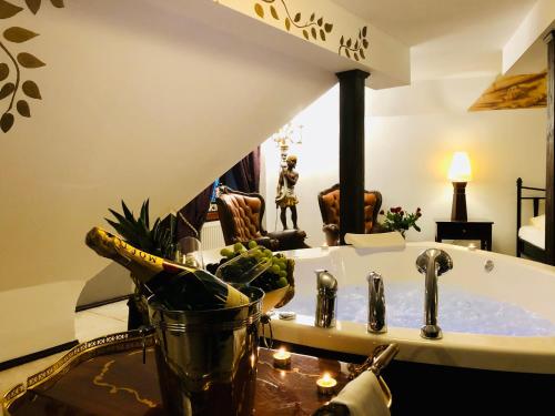 uma casa de banho com uma banheira e um lavatório em Restauracja - Hotel Mocca D'oro em Mikołów