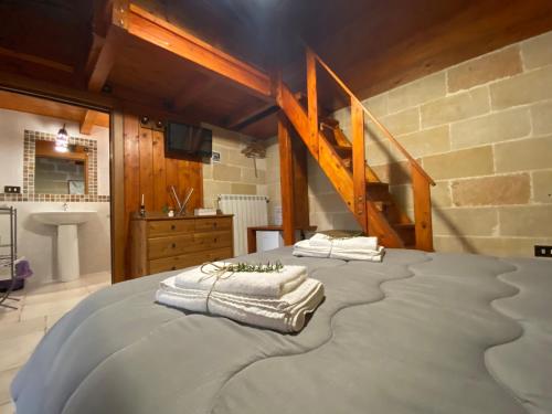 sypialnia z dużym łóżkiem i ręcznikami na nim w obiekcie Fattoria Il Noce B&B w mieście Manduria