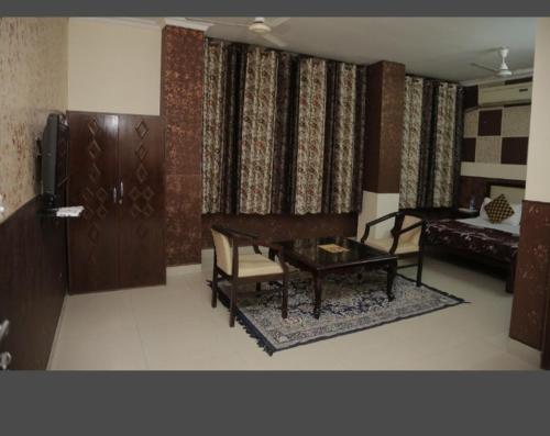 sala de estar con sofá y mesa en HOTEL SITI CASTLE, en Jalandhar