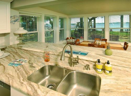 una cucina con un lavello e un piano di lavoro di Harts Cottage a Lillian