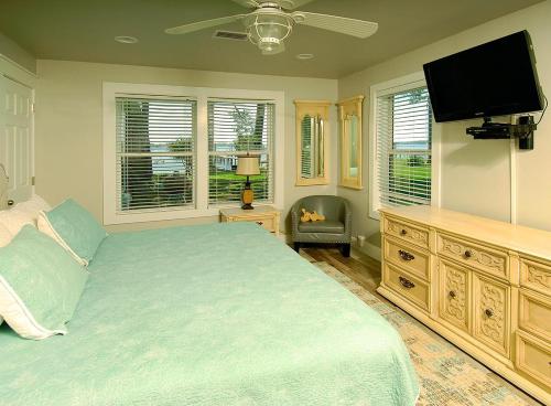 una camera da letto con un letto grande e una TV a schermo piatto di Harts Cottage a Lillian