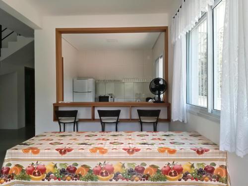 ein Schlafzimmer mit einem großen Bett mit Obst darauf in der Unterkunft Sunny in Florianópolis