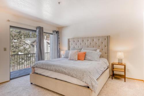מיטה או מיטות בחדר ב-South Star Pines Retreat