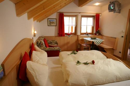 1 dormitorio con 2 camas con adornos de Navidad en Agriturismo La Flu, en San Martino in Badia