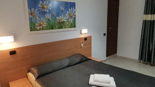 Кровать или кровати в номере Friendship Place