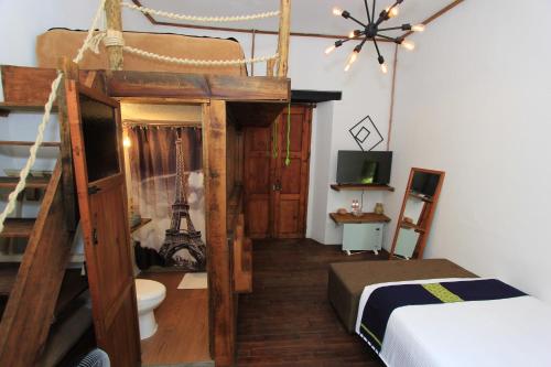 ein Schlafzimmer mit einem Etagenbett und einem TV in der Unterkunft Sereno Art Hotel in San Cristóbal de las Casas