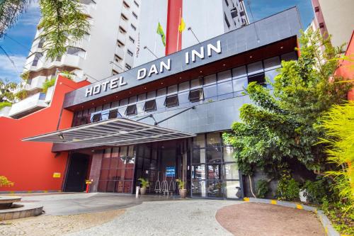 un bâtiment avec un panneau indiquant l'hôtel loan inn dans l'établissement Hotel Dan Inn Sorocaba, à Sorocaba