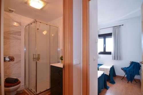 łazienka z prysznicem, toaletą i stołem w obiekcie WintowinRentals Townhouse, Roof Terraze & Pool w mieście Torre de Benagalbón