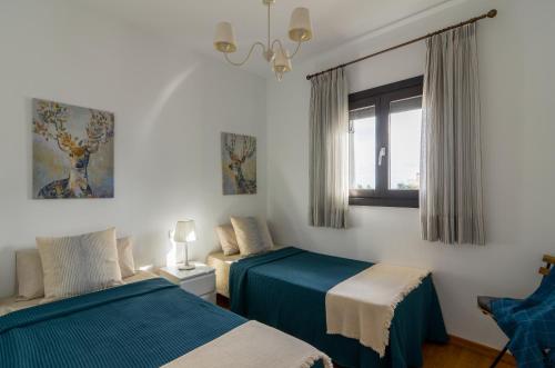 sypialnia z dwoma łóżkami i oknem w obiekcie WintowinRentals Townhouse, Roof Terraze & Pool w mieście Torre de Benagalbón