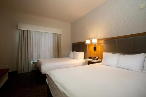 Ένα ή περισσότερα κρεβάτια σε δωμάτιο στο Hawthorn Suites by Wyndham-Oakland/Alameda