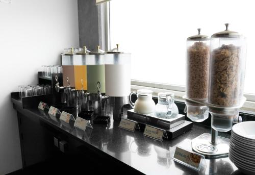 a counter top with someousandousandousandousandousandousandousandousandousandousandousand at Holiday Inn Express Toluca Galerias Metepec by IHG in Toluca