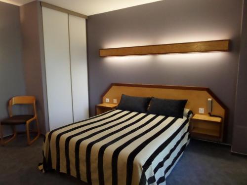 Ένα ή περισσότερα κρεβάτια σε δωμάτιο στο Hôtel le bastide