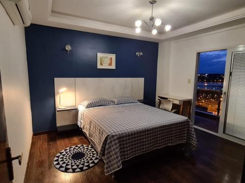 Tempat tidur dalam kamar di Costanera Encarnación - Apartamento Entero
