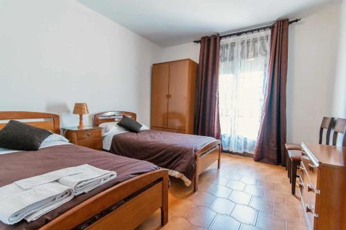 een slaapkamer met 2 bedden en een raam bij Casa Ca lEster Terra alta Matarraña in Caseras