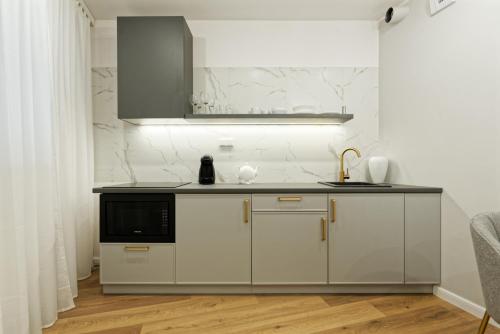 A kitchen or kitchenette at Apartament PRESTIGE /Miejsce parkingowe