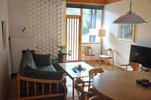 ein Wohnzimmer mit einem Sofa und einem Tisch in der Unterkunft Svf Hotell & Konferens in Jönköping