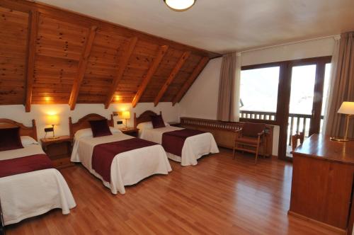 Säng eller sängar i ett rum på Hotel Petit Lacreu