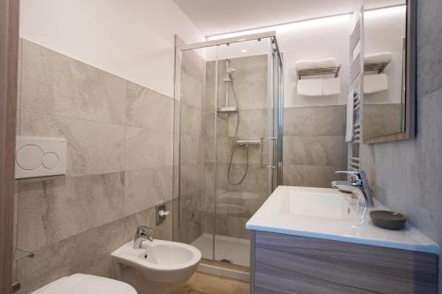 uma casa de banho com um WC, um lavatório e um chuveiro em Maison Altea em Courmayeur