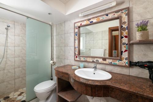 Kúpeľňa v ubytovaní Elefteria Apts & Suites