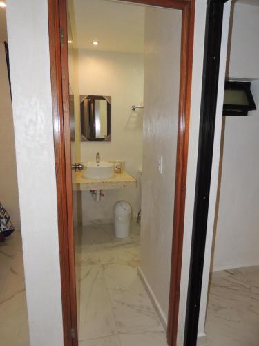 a bathroom with a sink and a mirror at Hotel Boutique Bugambilias in Valladolid