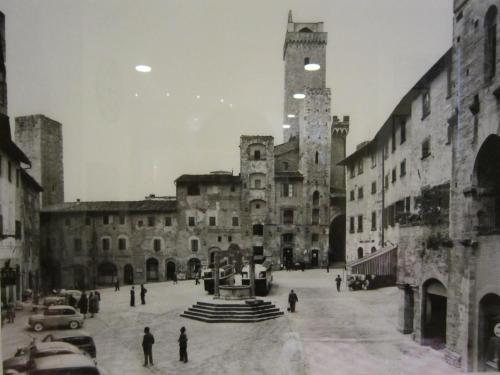 an old black and white photo of a building with a tower at Appartamenti Il Criollo in San Gimignano