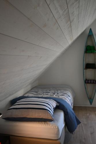 a bed in the corner of a room at La maison du pêcheur Koksijde in Koksijde