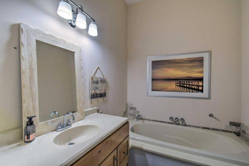 Ένα μπάνιο στο Scenic and Spacious Getaway on North Bay with Deck!