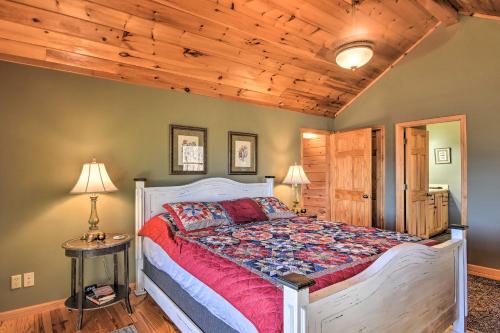 Katil atau katil-katil dalam bilik di Luxury Mountain Cabin - Panoramic Mountain Views