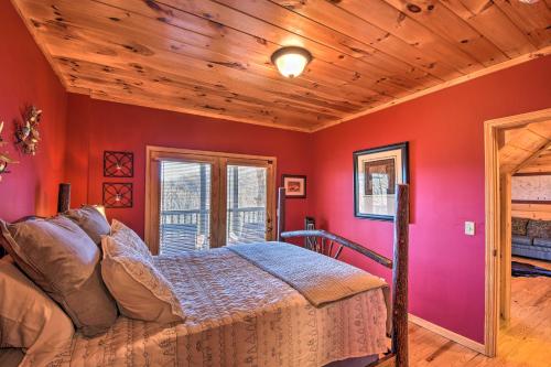 Katil atau katil-katil dalam bilik di Luxury Mountain Cabin - Panoramic Mountain Views