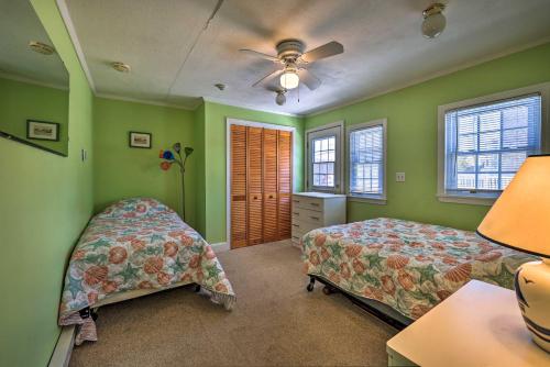 Ένα ή περισσότερα κρεβάτια σε δωμάτιο στο Cape Cod Retreat with Gas Grill, Steps to Beach