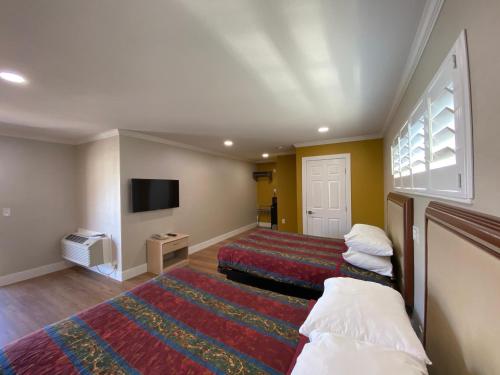 Cama ou camas em um quarto em Ritz Inn-San Francisco Airport SFO